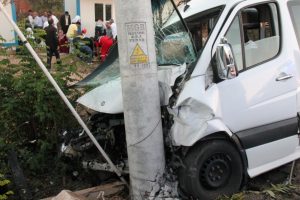 D&uuml;ğ&uuml;n yolunda kaza: 15 yaralı