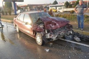 Otomobil, kırmızı ışıkta duran minib&uuml;se &ccedil;arptı