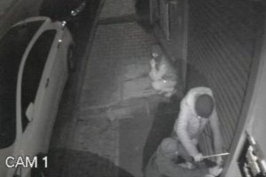 1 dakikada para dolu &ccedil;elik kasayı b&ouml;yle &ccedil;aldılar
