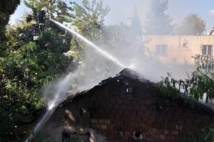 Antalya'da metruk bina yangında k&uuml;le d&ouml;nd&uuml;