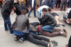 Bursa'da izinsiz g&ouml;steriye polis m&uuml;dahalesi: 36 g&ouml;zaltı
