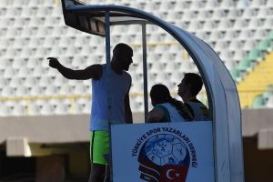 Karşıyaka yedek kalecisi Behram'dan gazeteciye saldırı girişimi