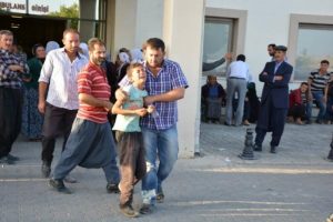 Besni'de trakt&ouml;r devrildi: 2 &ouml;l&uuml;, 1 yaralı