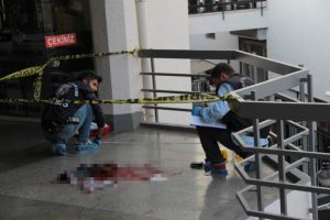 Beşiktaş &Ccedil;arşısı'nda intihar girişimi