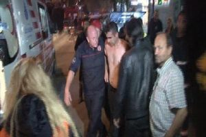 Şişli'de yangına m&uuml;dahale eden itfaiye erine elektrik &ccedil;arptı