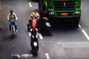 Motosikletten d&uuml;şen kadın kamyonun altında kaldı