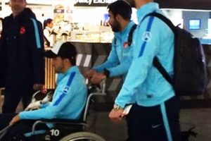 Ozan Tufan, ma&ccedil; sonunda stattan tekerlekli sandalye ile ayrıldı