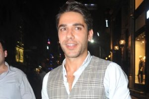 Kemal Doğulu kadın hayranı tarafından tacize uğradı