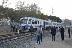 Vatandaşlar tepki i&ccedil;in seyir halindeki treni durdurdu