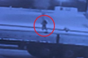 Uygulama yapan polise otomobil &ccedil;arptı