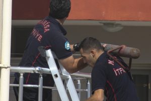Sinir krizi ge&ccedil;iren kişi annesini evde alıkoydu