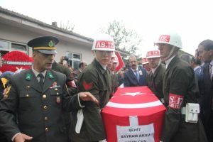 &Ccedil;ocuğunu g&ouml;remeden şehit d&uuml;şen askere veda