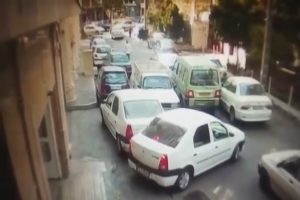 Kamyonet s&uuml;r&uuml;c&uuml;s&uuml;, trafikte adeta 'ter&ouml;r estirdi'