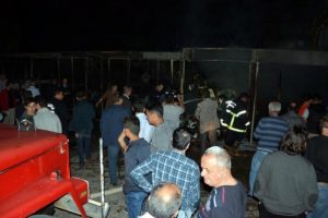 Karab&uuml;k'te, garajda park halindeki 2 otomobil yandı