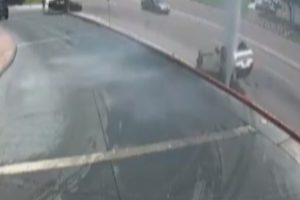 Oto yıkamacıdan &ccedil;ıktı, yangın musluğuna &ccedil;arptı