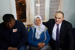Bakan &Ouml;zl&uuml;'den şehit ailesine taziye ziyareti