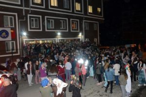 &Uuml;niversite yurdu &ouml;n&uuml;nde gece vakti 'kız ka&ccedil;ırma' protestosu