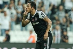 Beşiktaş'a Adriano m&uuml;jdesi