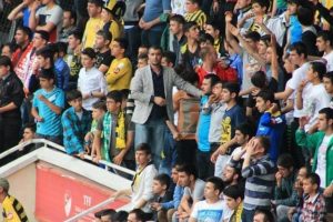Trib&uuml;n liderinin aracı kaza yaptı