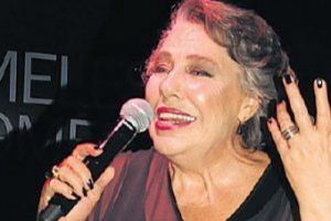 37 yıl sonra sahnelere geri d&ouml;nd&uuml;