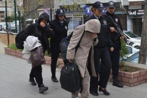 Yunanistan'a ka&ccedil;maya &ccedil;alışan 2 doktor tutuklandı