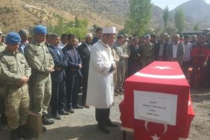 PKK'lı ter&ouml;ristlerin şehit ettiği korucu toprağa verildi