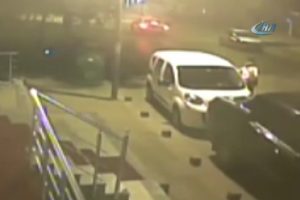 Otomobil halı saha ma&ccedil;ına giden gen&ccedil;lerin arasına daldı