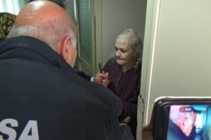 Bursa'da yangın ihbarına eve gelen polise oklavayla m&uuml;dahale