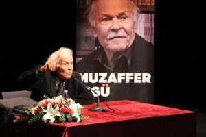 Muzaffer İzg&uuml; Bursa'da: Eleştirenler okumayı iyi &ouml;ğrensin&nbsp;