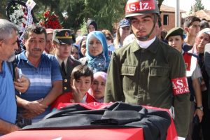 Şehidin tabutunun &uuml;zerine damatlık ceketi konuldu