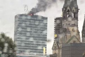 Berlin'in en y&uuml;ksek binalarından birinde yangın &ccedil;ıktı