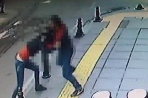 Eski eşini defalarca bı&ccedil;aklayarak &ouml;ld&uuml;rd&uuml;,lin&ccedil;ten polis kurtardı