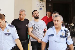 Annesini bı&ccedil;akladı, babasını rehin aldı, g&ouml;zyaşlarını tutamadı