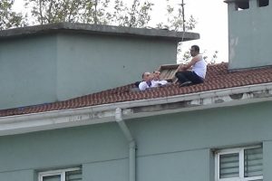 Bursa'da hastane &ccedil;atısında intihar pazarlığı