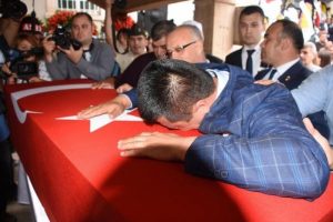 Salihli'de şehit uzman &ccedil;avuş G&uuml;r'&uuml; 8 bin kişi uğurladı