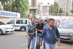 O soyguncu polis &ccedil;ıktı