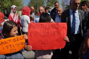 &Uuml;st ge&ccedil;it yapılması i&ccedil;in yolu trafiğe kapattılar