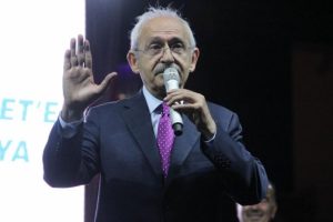 Kılı&ccedil;daroğlu Bursa'da konuştu: Er ve erbaştan ne istiyorsun, meclisi bombalayanı hapse at!
