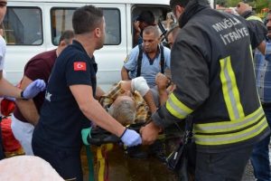 Minib&uuml;sle otomobil &ccedil;arpıştı: 8 yaralı