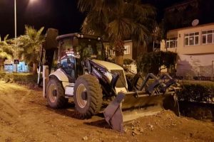 Talihsiz &ccedil;ocuk iş makinesinin altında kaldı