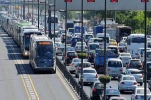Metrob&uuml;ste İngiliz trafiği kazaya davetiye &ccedil;ıkarıyor