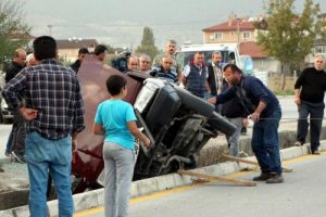 Otomobil sulama kanalına devrildi: 1 yaralı