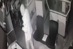 Bartın'da hırsızlık anı g&uuml;venlik kamerasında