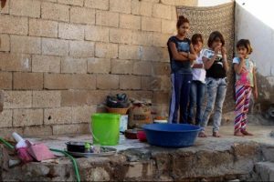 Nusaybin'deki &ccedil;atışmalarda evleri yıkılan 12 kişilik Kurmaz ailesinin dramı