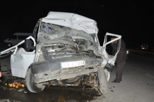 Yolcu minib&uuml;s&uuml; trakt&ouml;re &ccedil;arptı: 14 yaralı