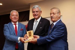Bozkır: Darbecilerde değil, darbeye karşı koyanlarda bayrak vardı