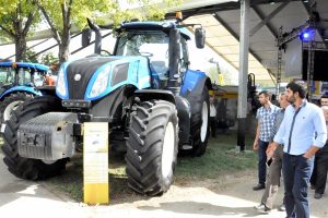 Bir milyon liralık trakt&ouml;r Bursa'da ilgi odağı oldu