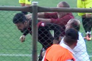 Menajer, kırmızı kart g&ouml;ren kaleciyi tokatladı