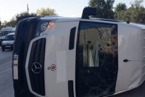 Bursa'da faciadan d&ouml;n&uuml;ld&uuml;! &Ouml;ğrenci servisi kaza yaptı