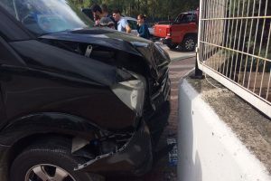 Bursa'da s&uuml;r&uuml;c&uuml;s&uuml; sara n&ouml;beti ge&ccedil;iren minib&uuml;s duvara &ccedil;arptı